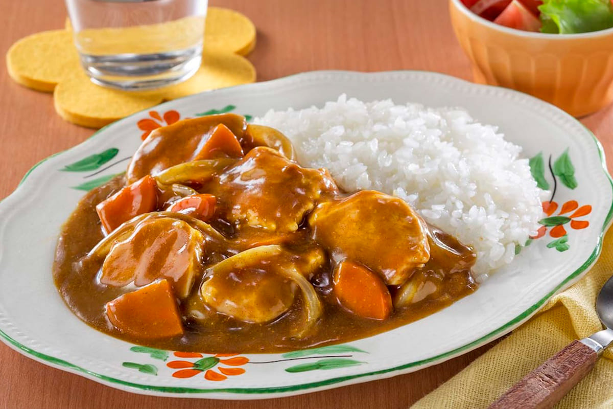 【鶏むね肉カレーのレシピ】まるでもも肉!?ほろほろ柔らか食感に仕上げるコツ