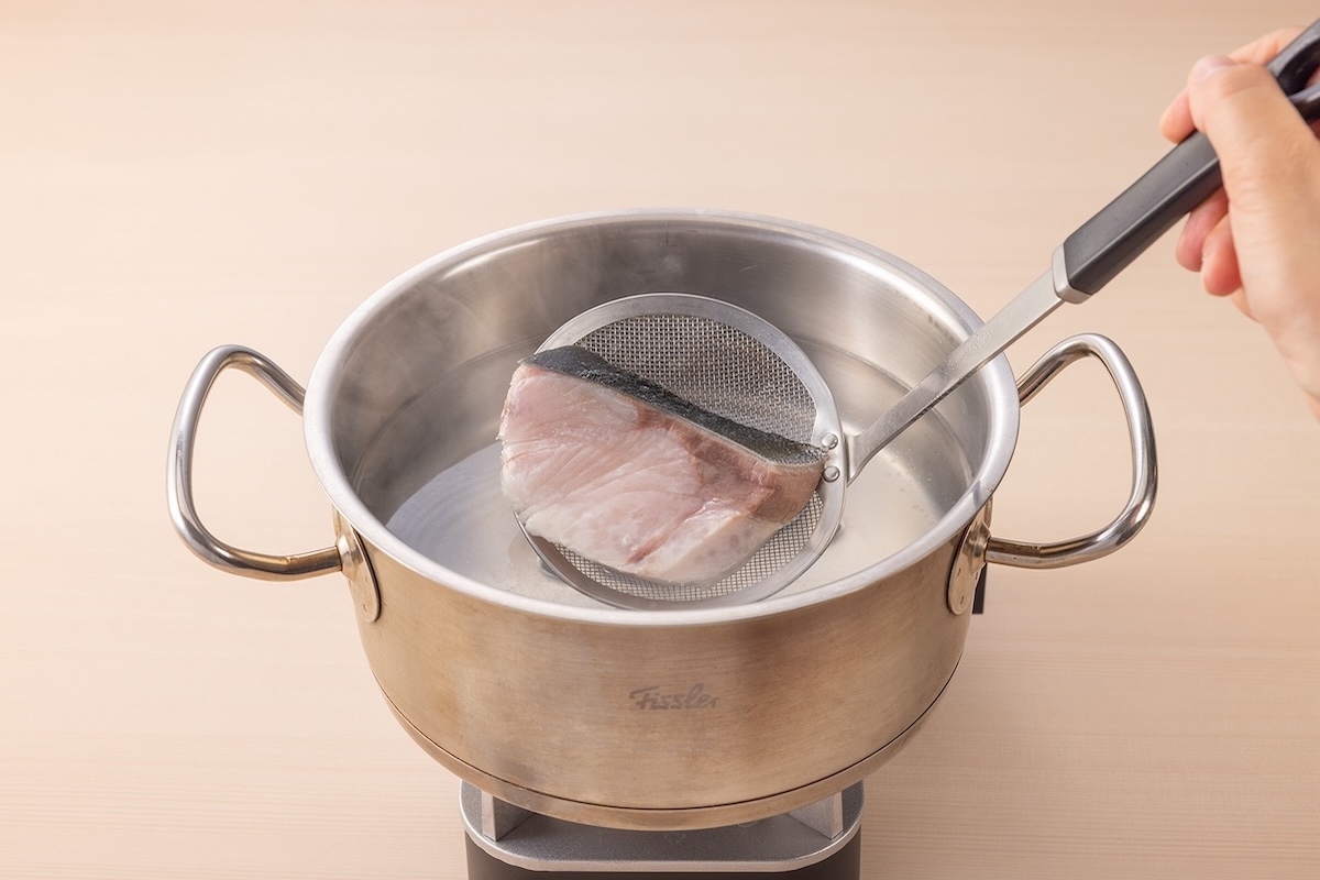 熱湯にくぐらせている様子