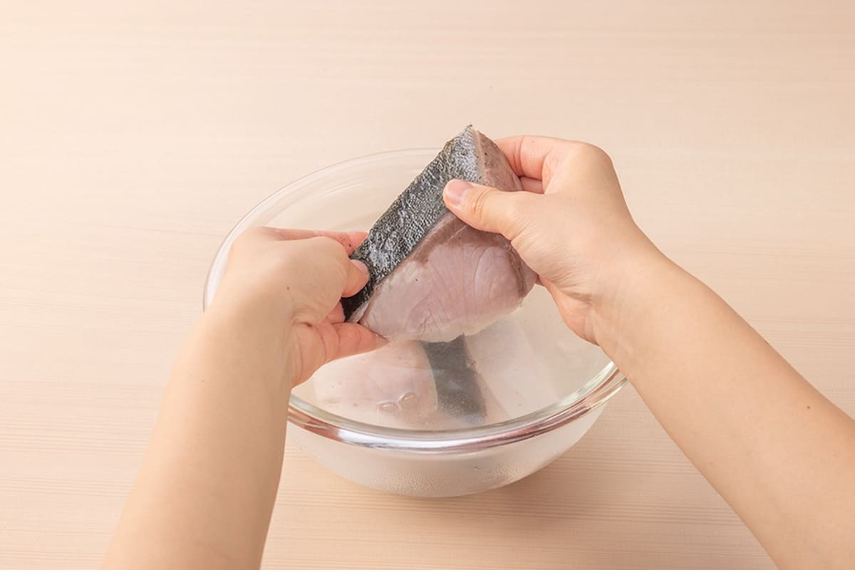 冷水で洗い流している様子