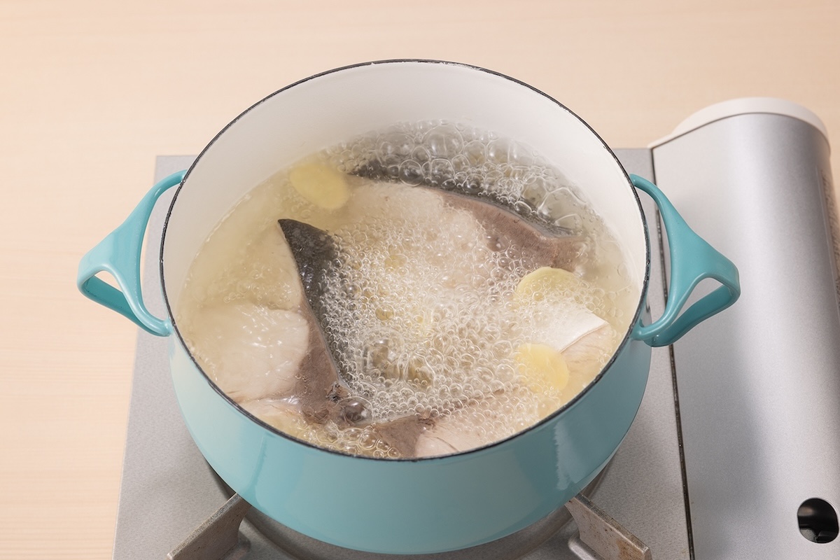 ぶりを煮ている様子