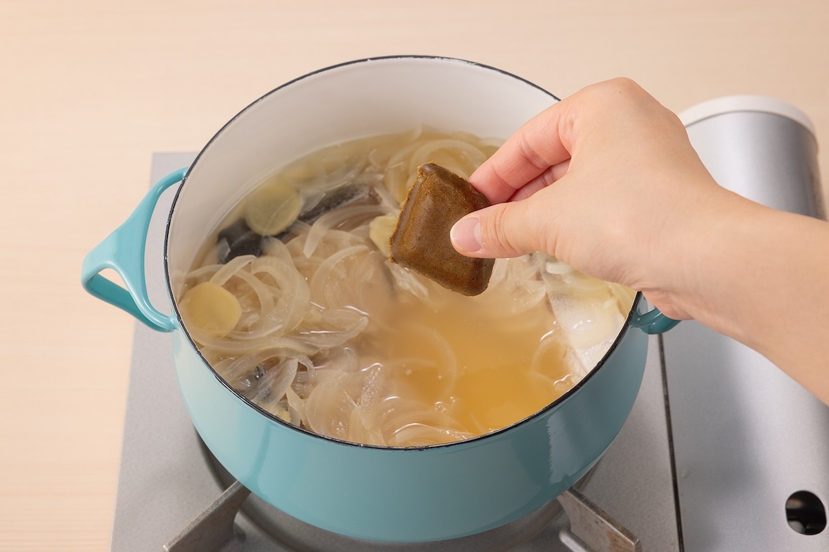 カレールウを溶かしている様子