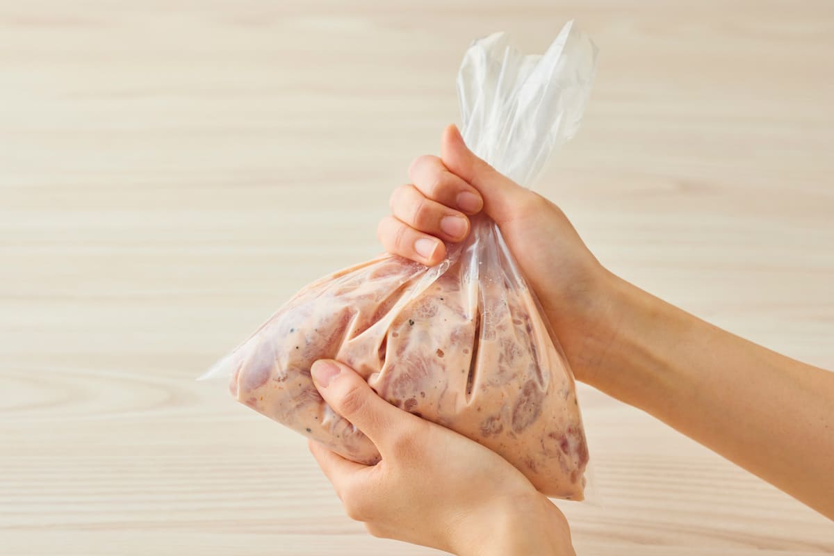 肉をもみ込んでいる画像