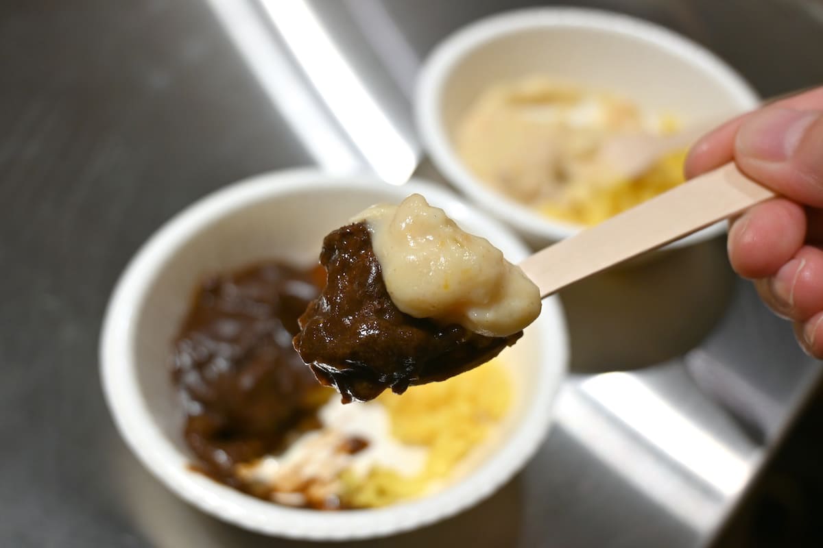 ホワイトカレー&ブラックカレーのあい盛り