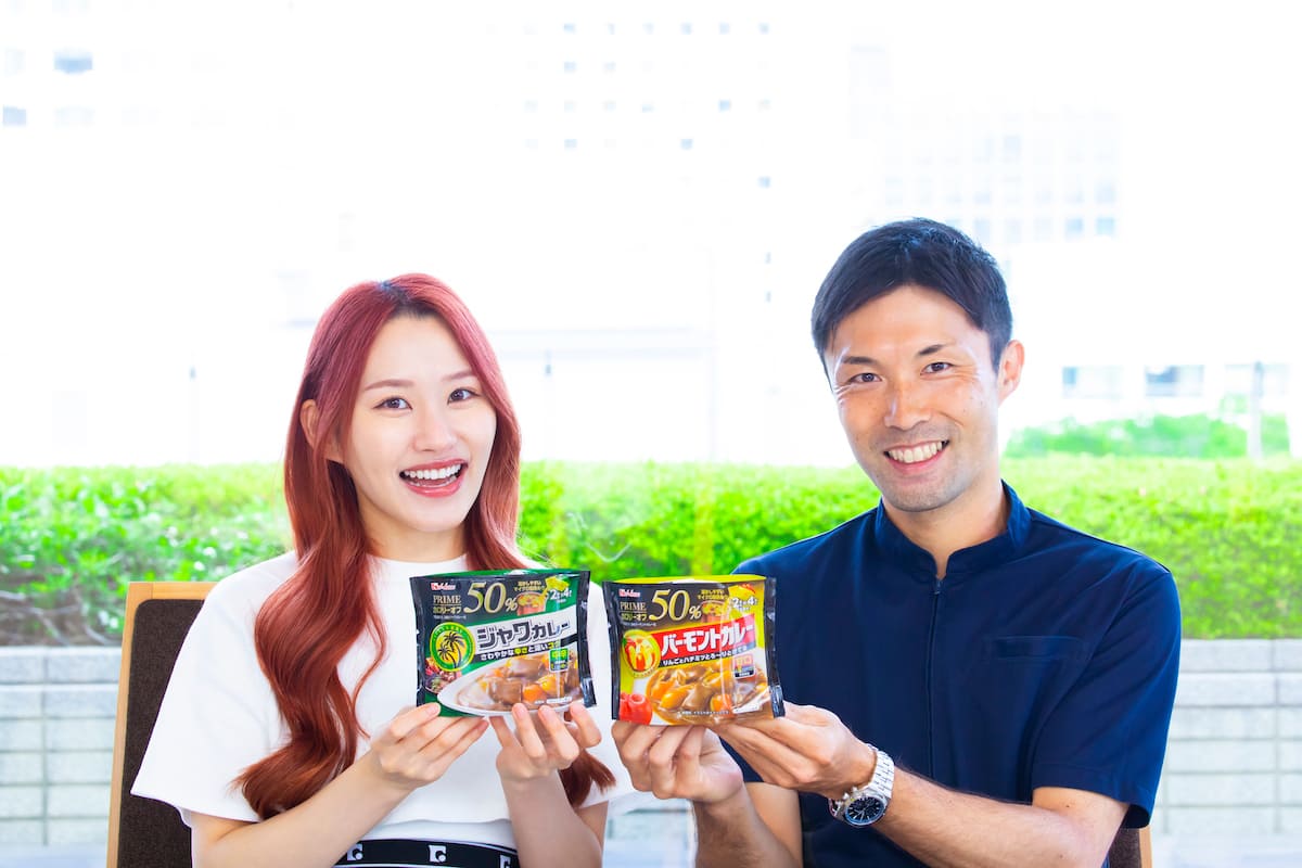 なるねぇさんと北川さんがプライムカレーを持っている画像
