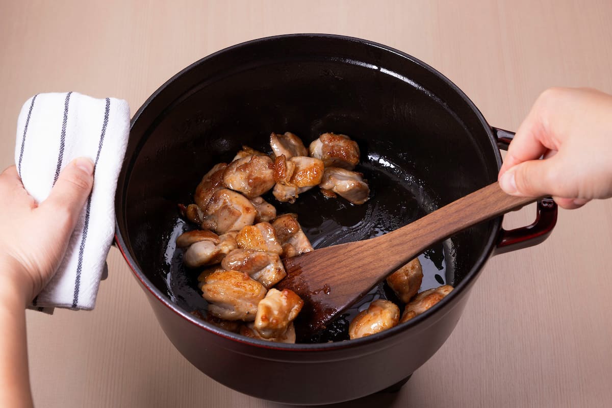 鶏肉を炒めている様子
