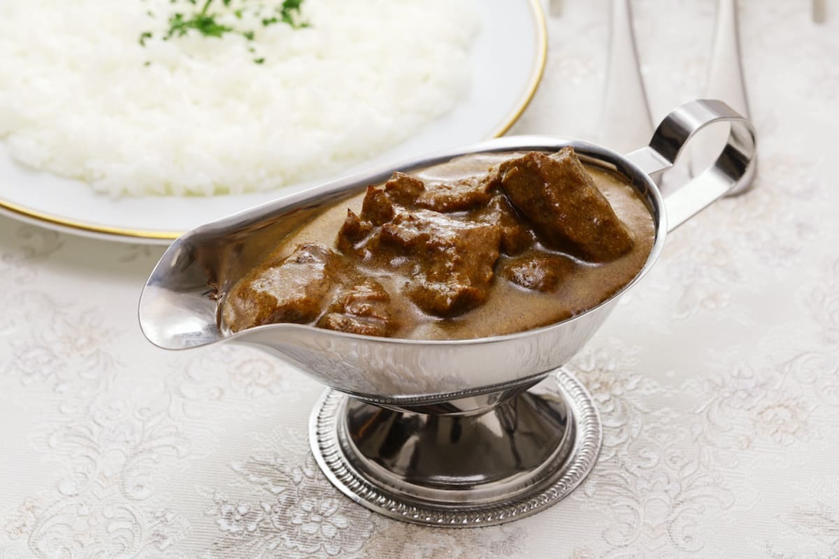 銀の食器に入った欧風カレー