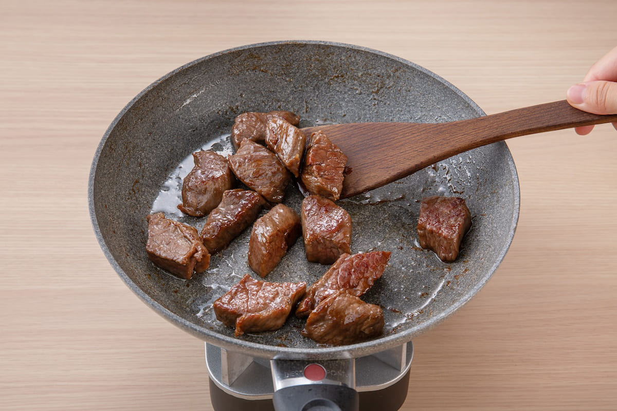 牛肉を焼いているカット