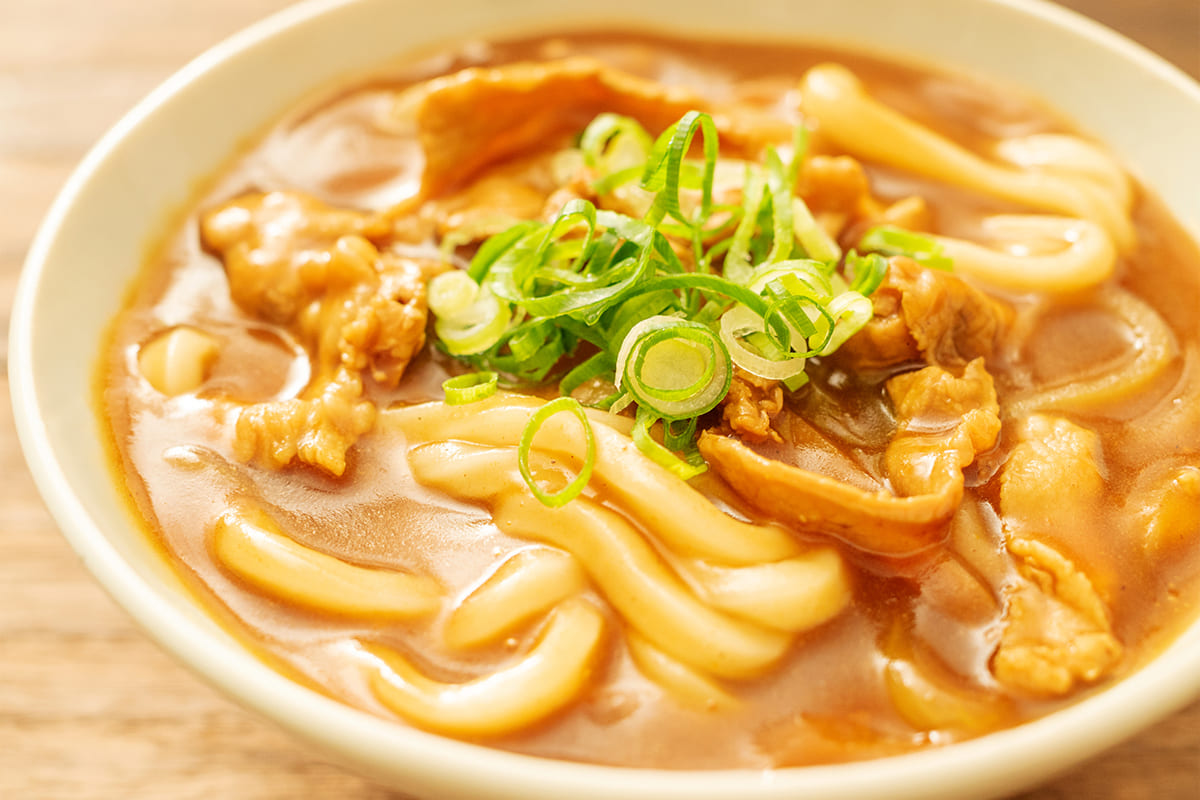【カレーうどんレシピ】残りカレー＆めんつゆだけ。「黄金比」で味が決まる！