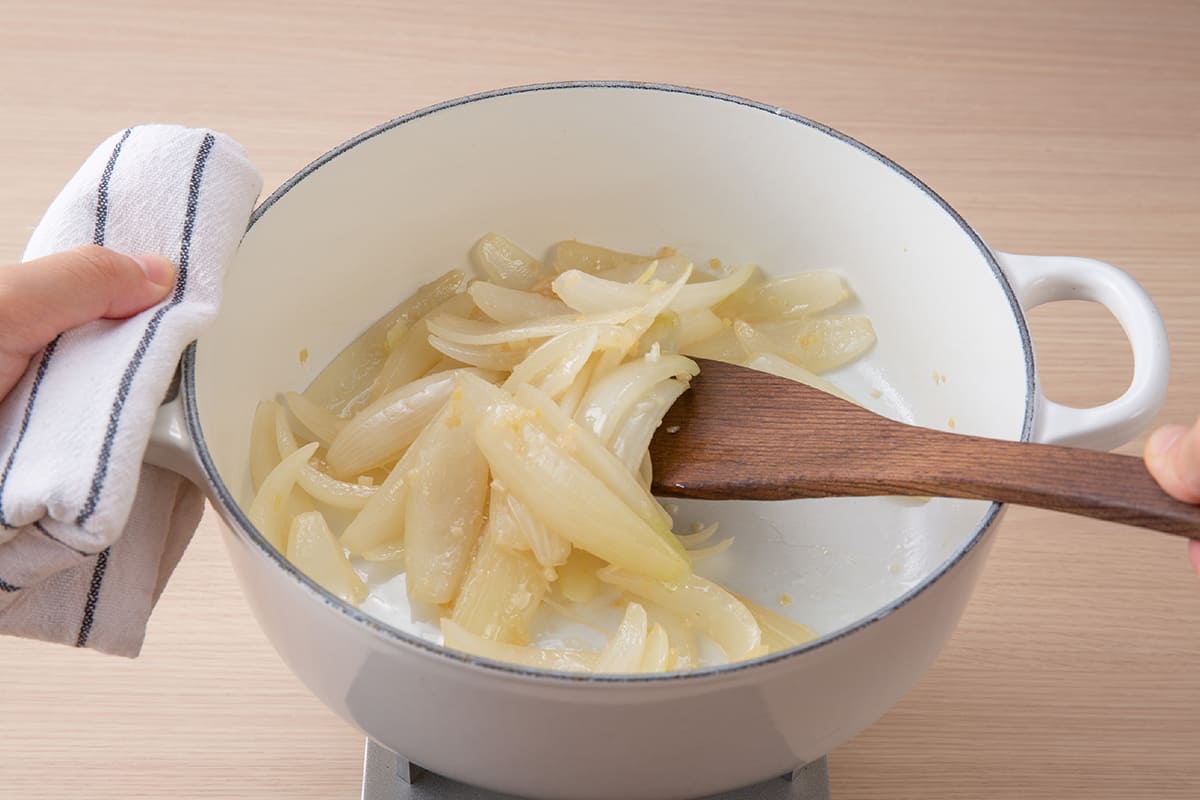 材料を木べらで炒めている様子