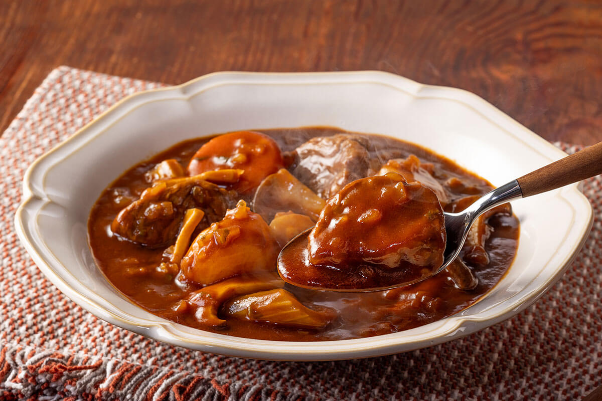 「トマトジュースで煮込むビーフシチュー」のスプーン上げ画像