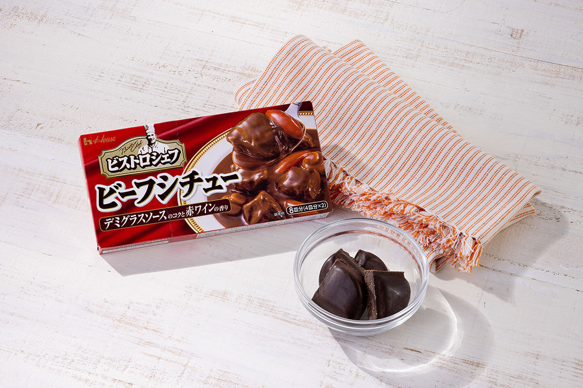 『ビストロビーフシチュー』のパッケージとルウ