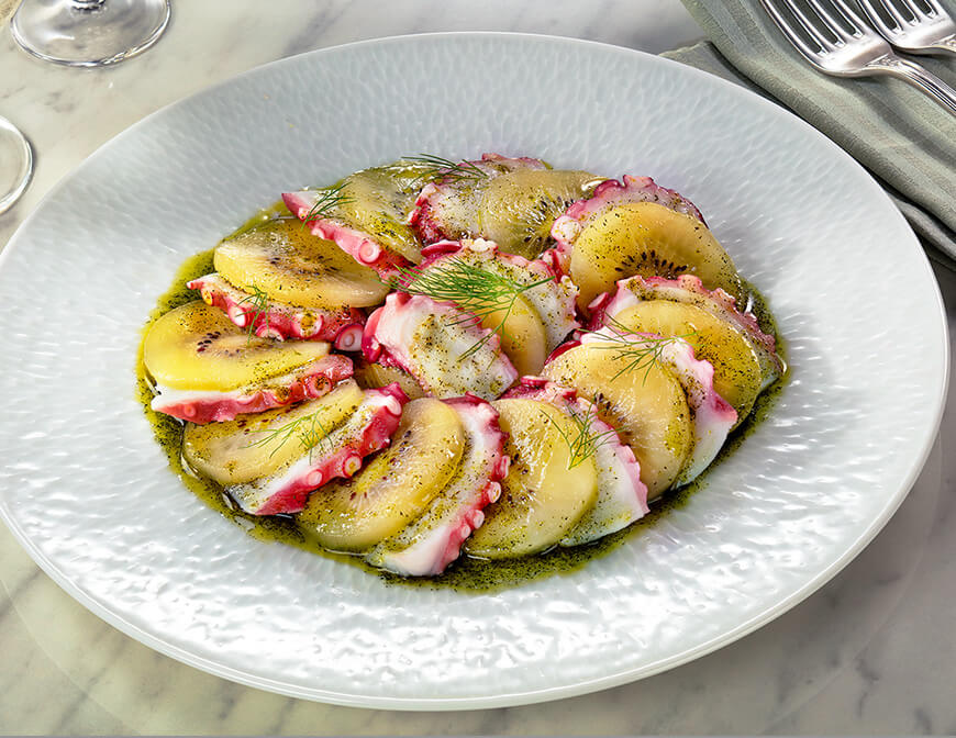 深蒸しバジルのヴィネグレットソースで味わうたことキウイのマリネの写真