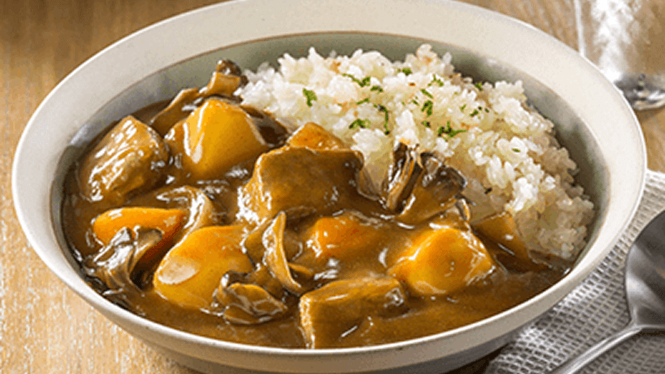 ガーリックライスで食べるきのこのポークカレー