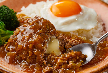 肉汁ジュワッとかたまり肉をオン!くずして食べるキーマカレー