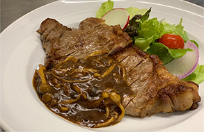 #ワインのお供に 牛ステーキのカレーソース